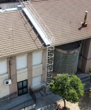 Sistema de protección colectiva en altura con barandillas perimetrales en azotea