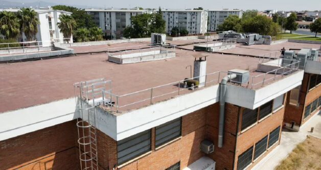 Instalación de protección en altura con escalera de crinolina en fachada de colegio